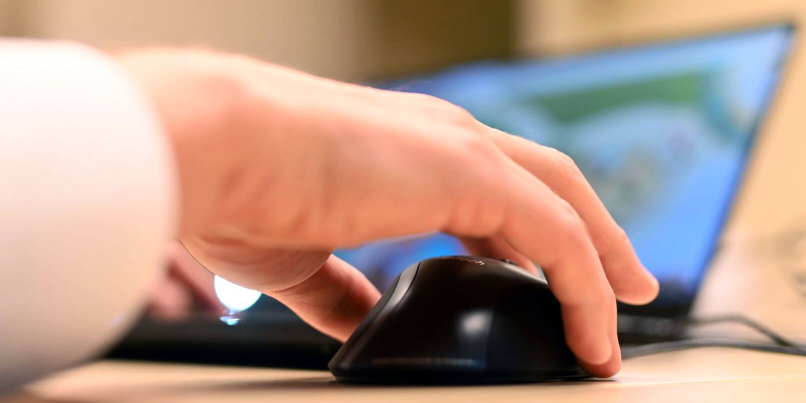 Seit August 2023 ist es Anbietern von sehr großen Online-Plattformen verboten, menschliche Verhaltens- oder Wahrnehmungsmuster durch Designtricks auszunutzen - beispielsweise über die Farbgestaltung von Buttons oder lange Klickwege. Seit August 2023 ist es Anbietern von sehr großen Online-Plattformen verboten, menschliche Verhaltens- oder Wahrnehmungsmuster durch Designtricks auszunutzen - beispielsweise über die Farbgestaltung von Buttons oder lange Klickwege.