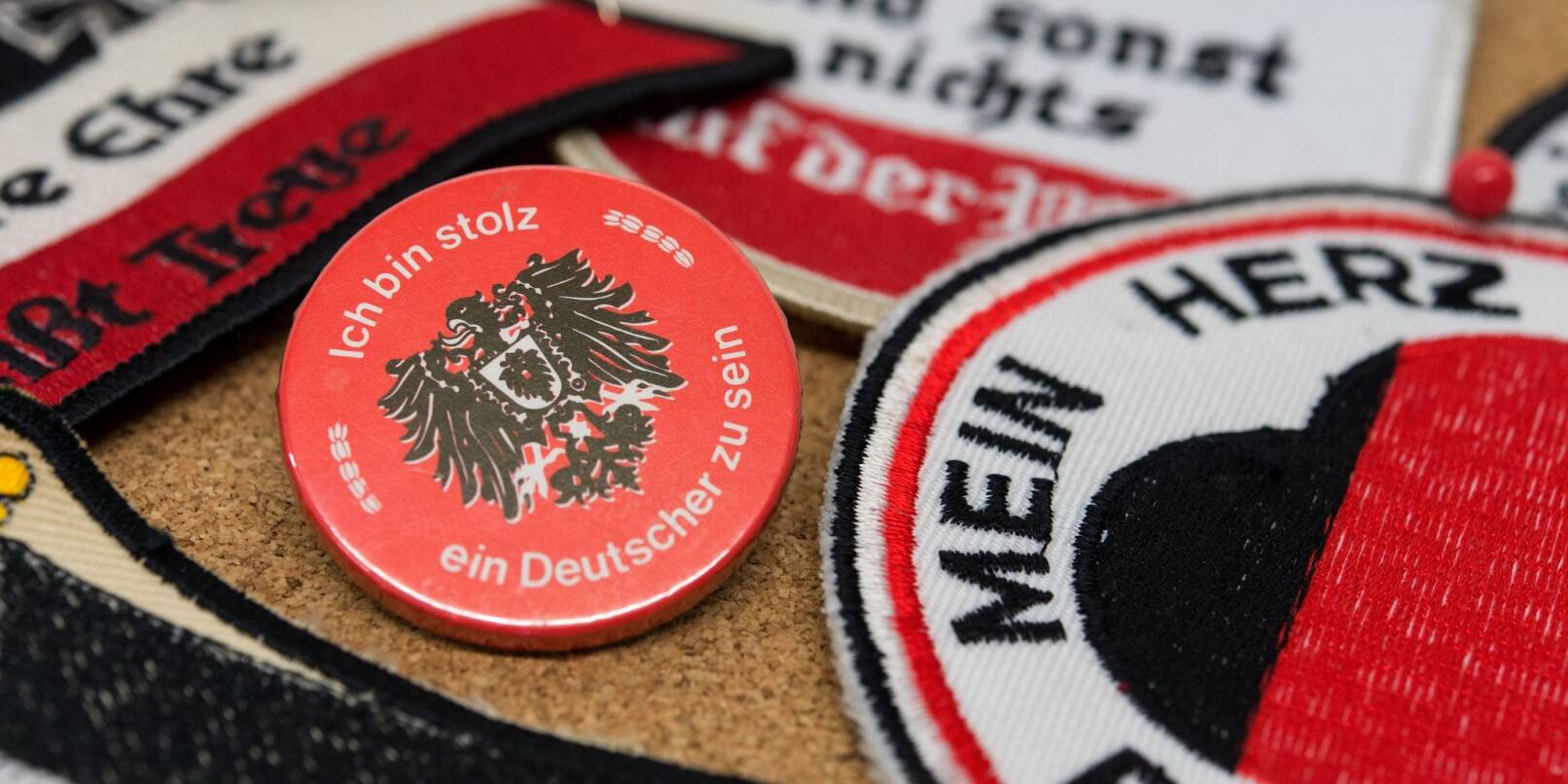 «Ich bin Stolz ein Deutscher zu sein»: Bürger sind immer weniger bereit, gegen Rechts Gesicht zu zeigen. «Ich bin Stolz ein Deutscher zu sein»: Bürger sind immer weniger bereit, gegen Rechts Gesicht zu zeigen.