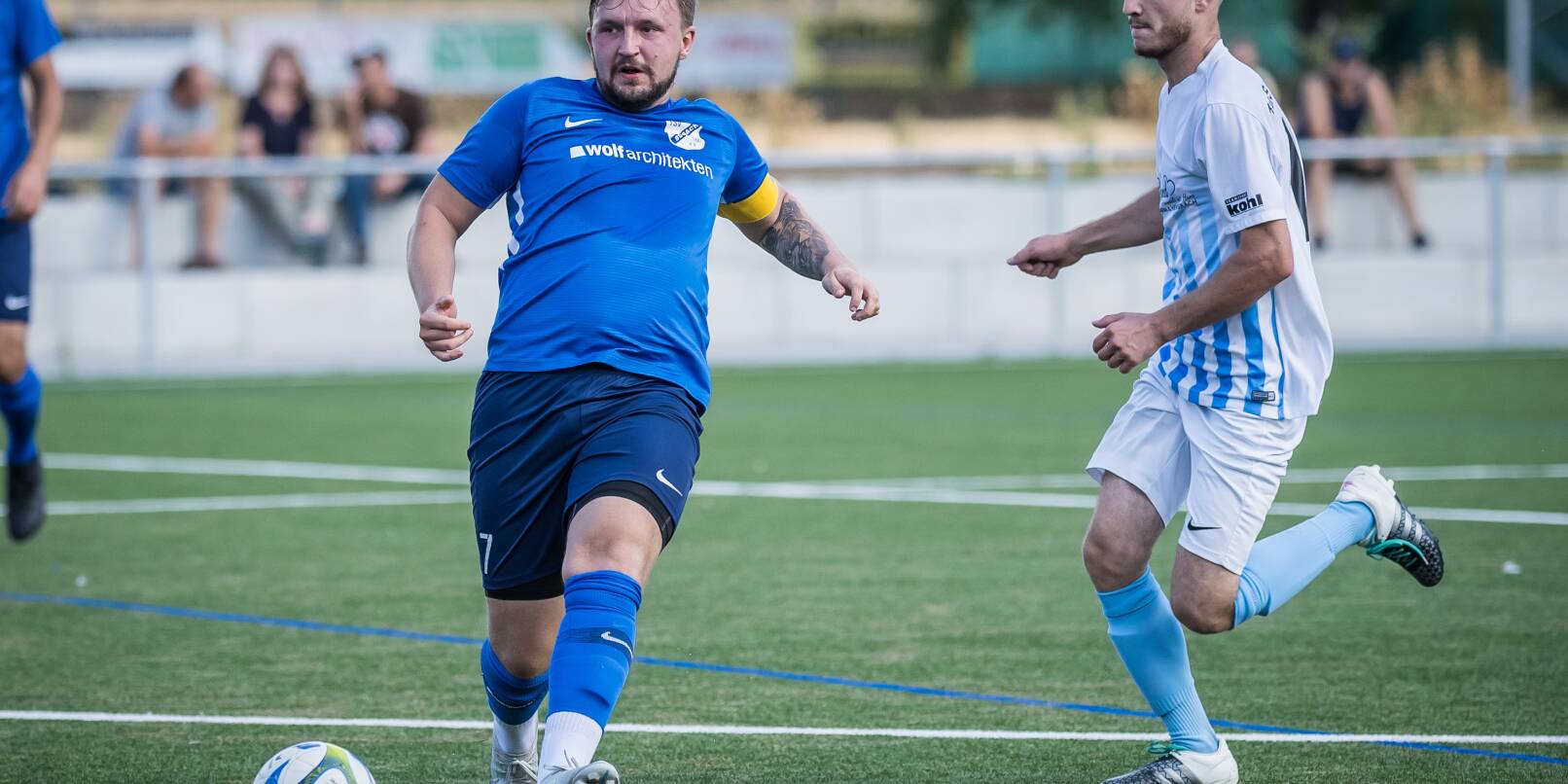 Mit seinem „feinem Füßchen“ ordnet Artur Gugenheimer (links) normalerweise aus dem zentralen Mittelfeld das Angriffsspiel des TSV Sulzbach. Am Sonntag glänzte er nun auch als treffsicherer Stürmer. Mit seinem „feinem Füßchen“ ordnet Artur Gugenheimer (links) normalerweise aus dem zentralen Mittelfeld das Angriffsspiel des TSV Sulzbach. Am Sonntag glänzte er nun auch als treffsicherer Stürmer.