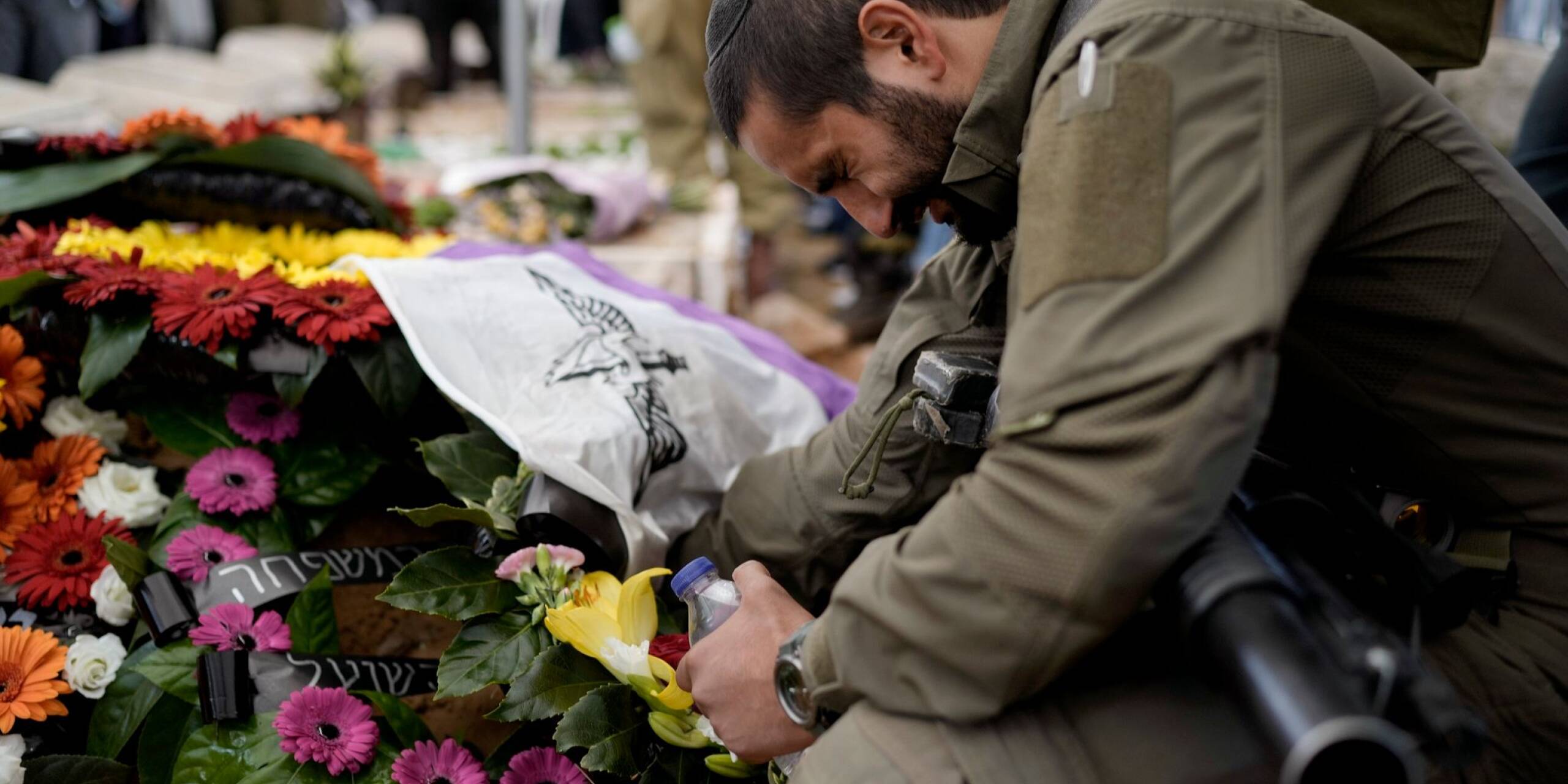 Ein israelischer Soldat trauert um einen Kameraden.