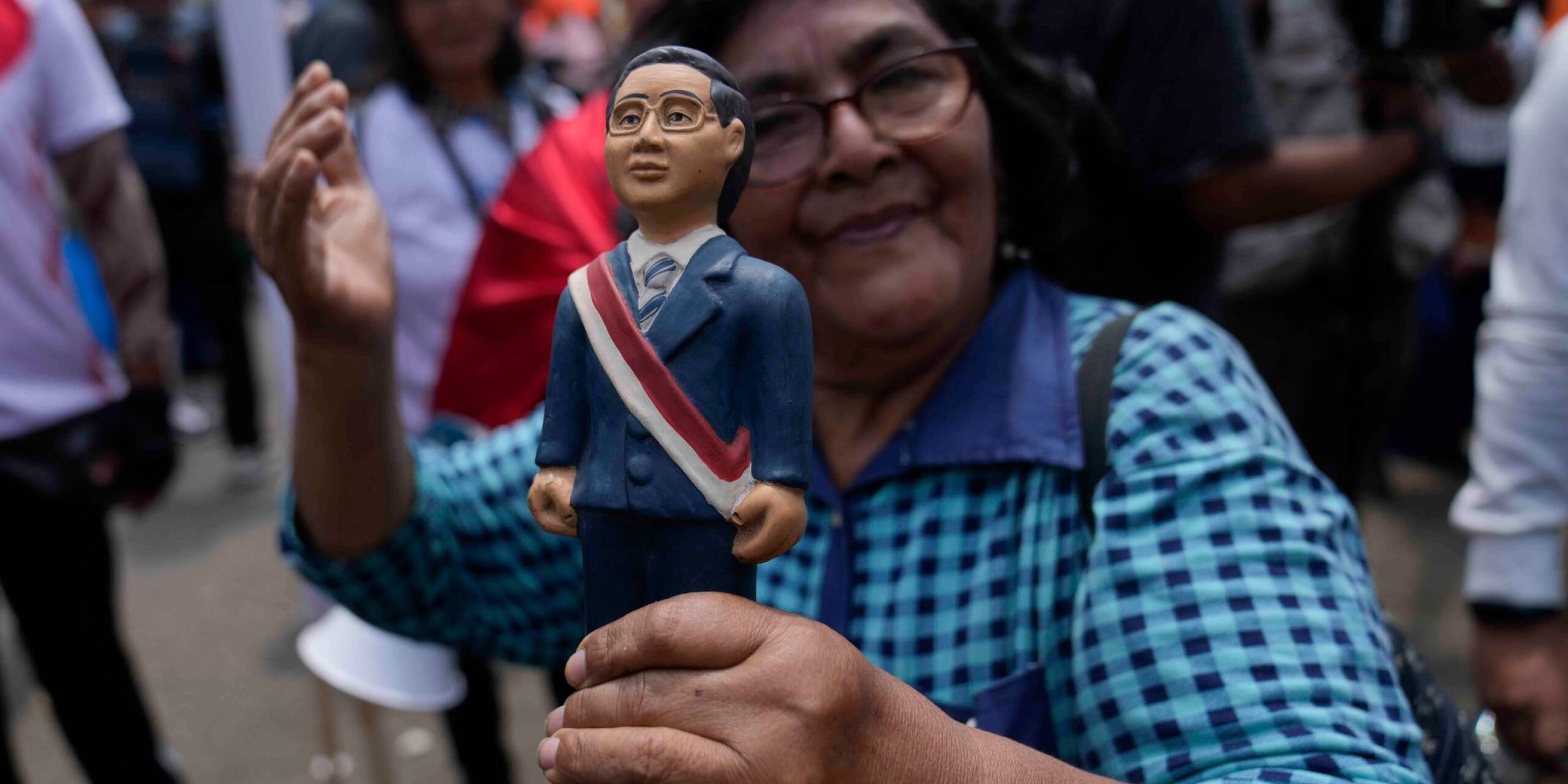 Freude bei einer Anhängerin des ehemaligen peruanischen Präsidenten Alberto Fujimori. Nach einer Anordnung des Verfassungsgerichts ist der wegen Menschenrechtsverletzungen verurteilte 85-Jährige aus der Haft entlassen worden.
