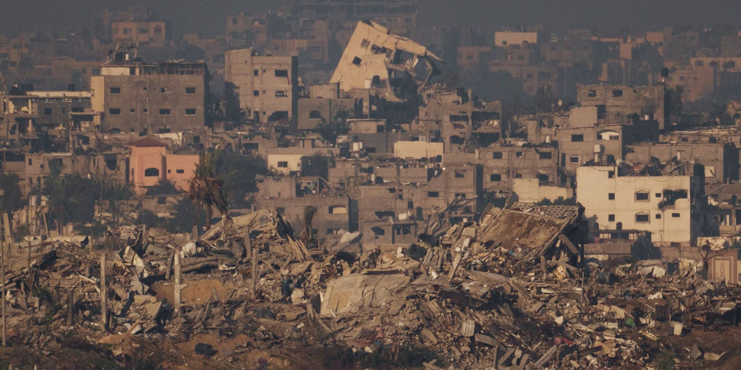 Fast nichts mehr unbeschädigt: Zerstörte Gebäude nach einem israelischen Luftangriff im nördlichen Gazastreifen.