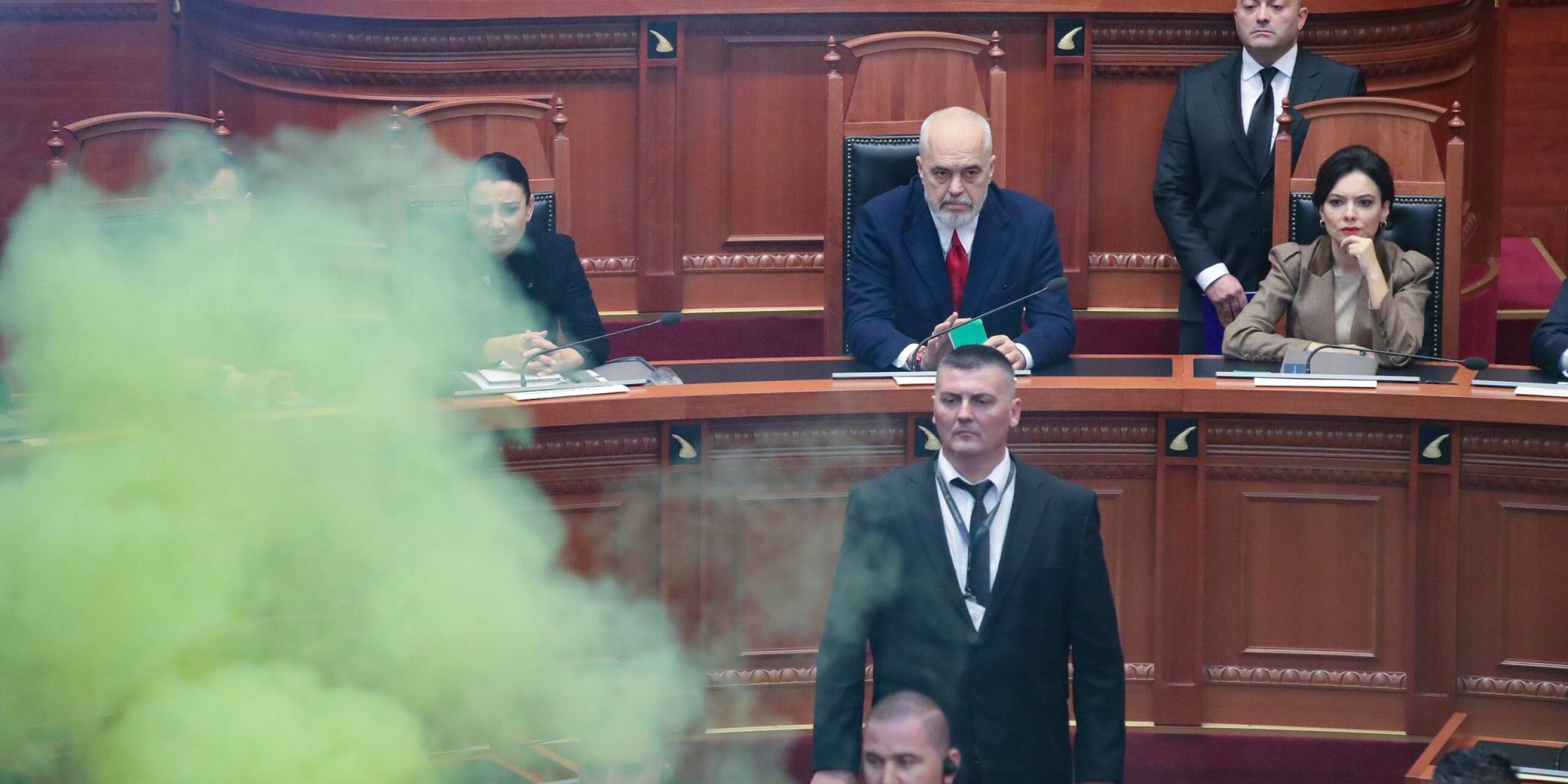 Was ist denn hier los? Albaniens Premier Edi Rama (M.) verfolgt, wie demokratische Abgeordnete mit Rauch und Fackeln versuchen, die Parlamentssitzung zu blockieren. Das Parlament hat den Jahreshaushalt und andere Gesetzesentwürfe verabschiedet.