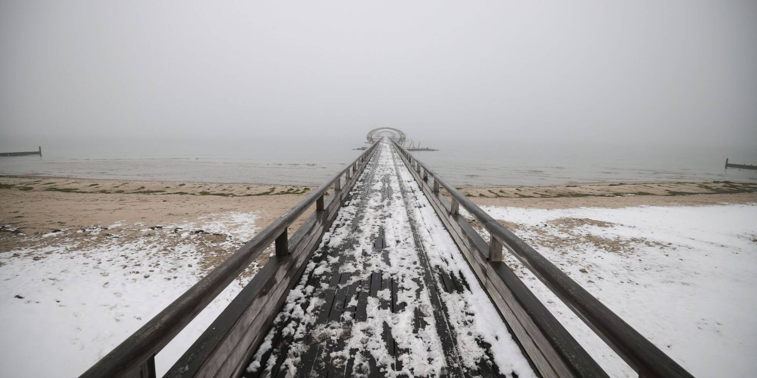 Menschenleere: Bei diesen winterlichen Temperaturen treibt es niemanden an den Strand der Ostsee an der Seebrücke von Kellenhusen.