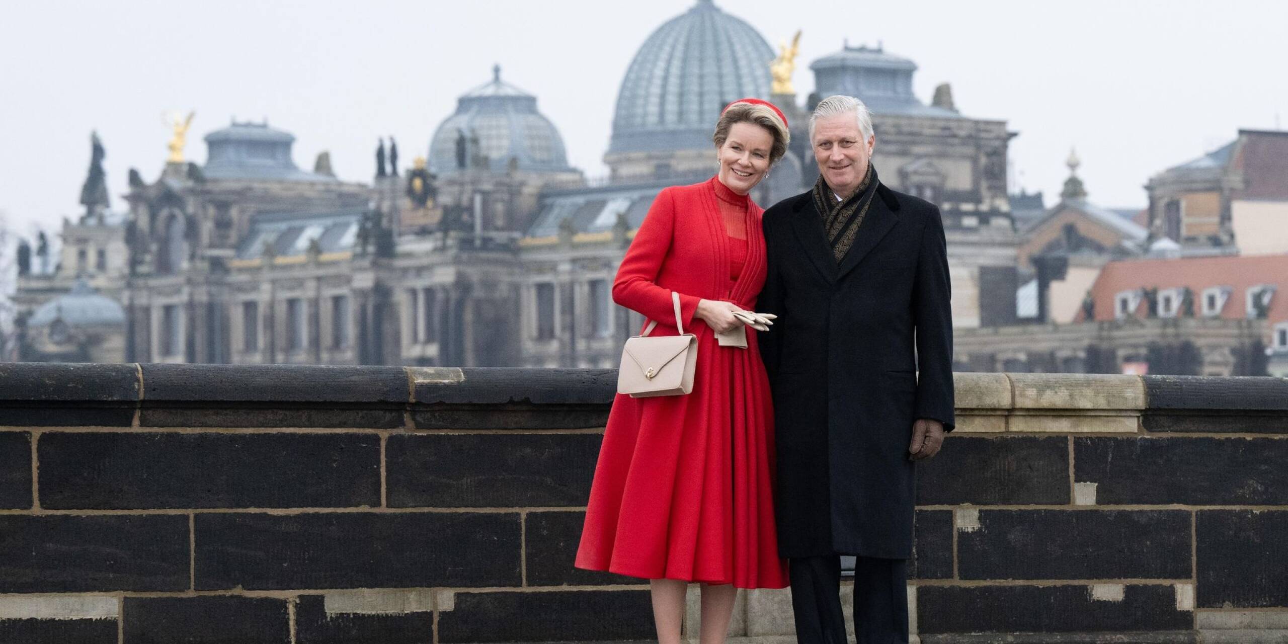 Königin Mathilde und König Philippe von Belgien stehen auf der Augustusbrücke vor der Kuppel der Kunstakademie in Dresden. Das belgische Königspaar ist zu einem dreitägigen Staatsbesuch nach Deutschland gekommen.