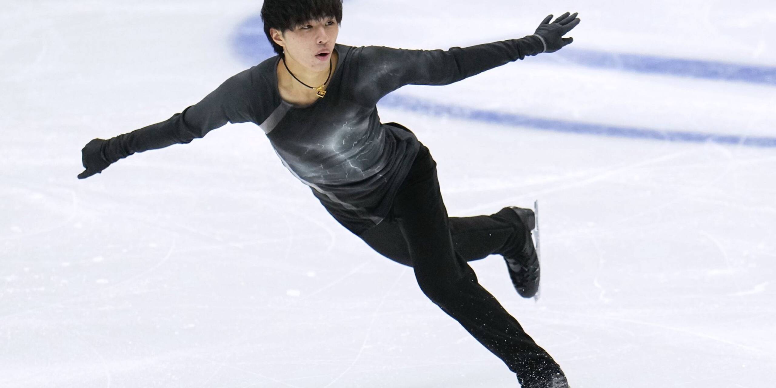 Der japanische Eiskunstläufer Kao Miura zieht beim Grand Prix in Peking seine Runden auf dem Eis.