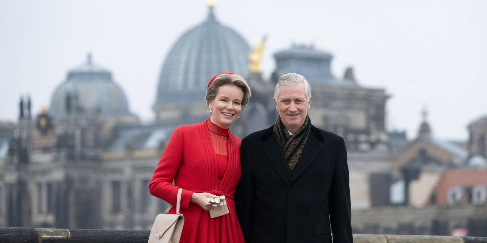 Königin Mathilde und König Philippe auf der Augustusbrücke in Dresden vor der Kuppel der Kunstakademie.