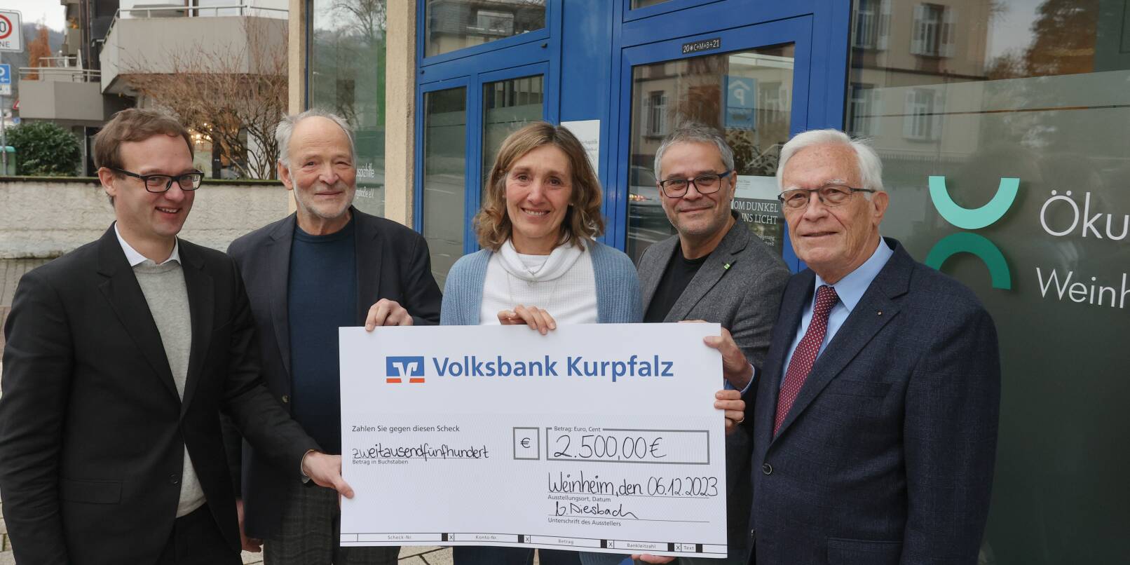 Geschäftsführer Nicolas Diesbach (links) übergibt den symbolischen Spendenscheck an die Ökumenische Hospizhilfe.