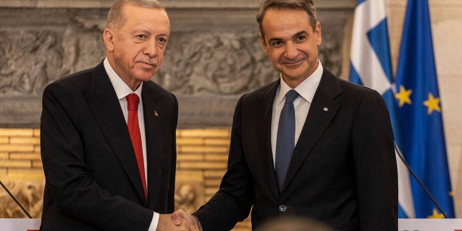 Zeigten sich in Athen äußerst versöhnlich: der türkische Staatspräsident Recep Tayyip Erdogan (l) und der griechische Ministerpräsident Kyriakos Mitsotakis.