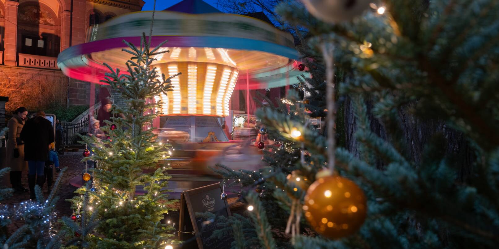 Das Karussell dreht sich schon. Die Bäume sind geschmückt. Der Weinheimer Weihnachtsmarkt spielt sich in historischer Kulisse ab.