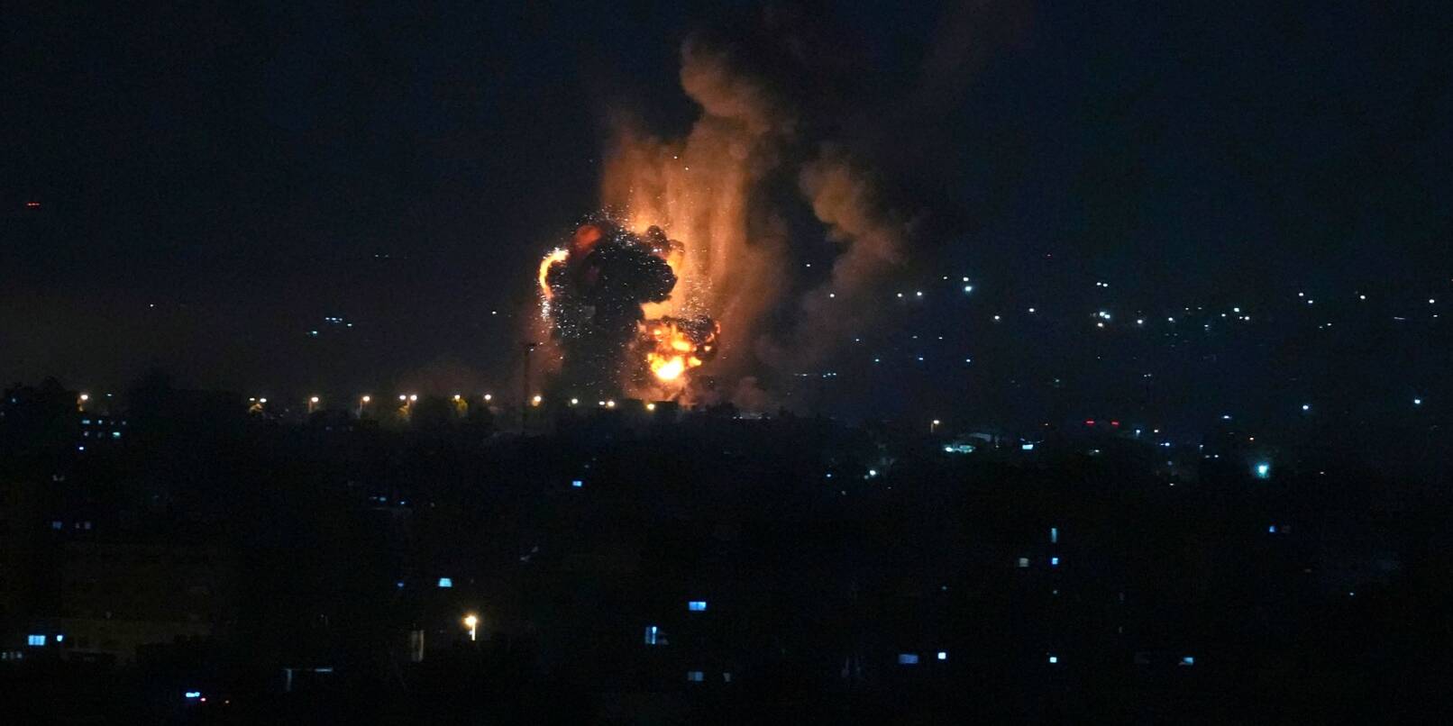 Rauch und Feuer steigen nach einer Explosion auf, die durch einen israelischen Luftangriff auf Gaza-Stadt verursacht wurde.