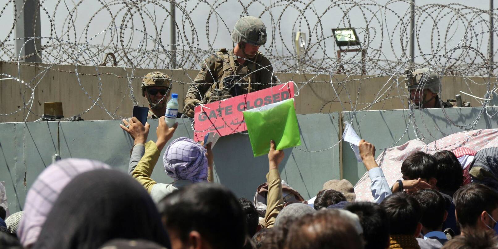 Hunderte von Menschen versammeln sich am 15.08.2022 nahe eines Evakuierungskontrollpunkts am Flughafen in Kabul, um aus dem Land zu fliehen.