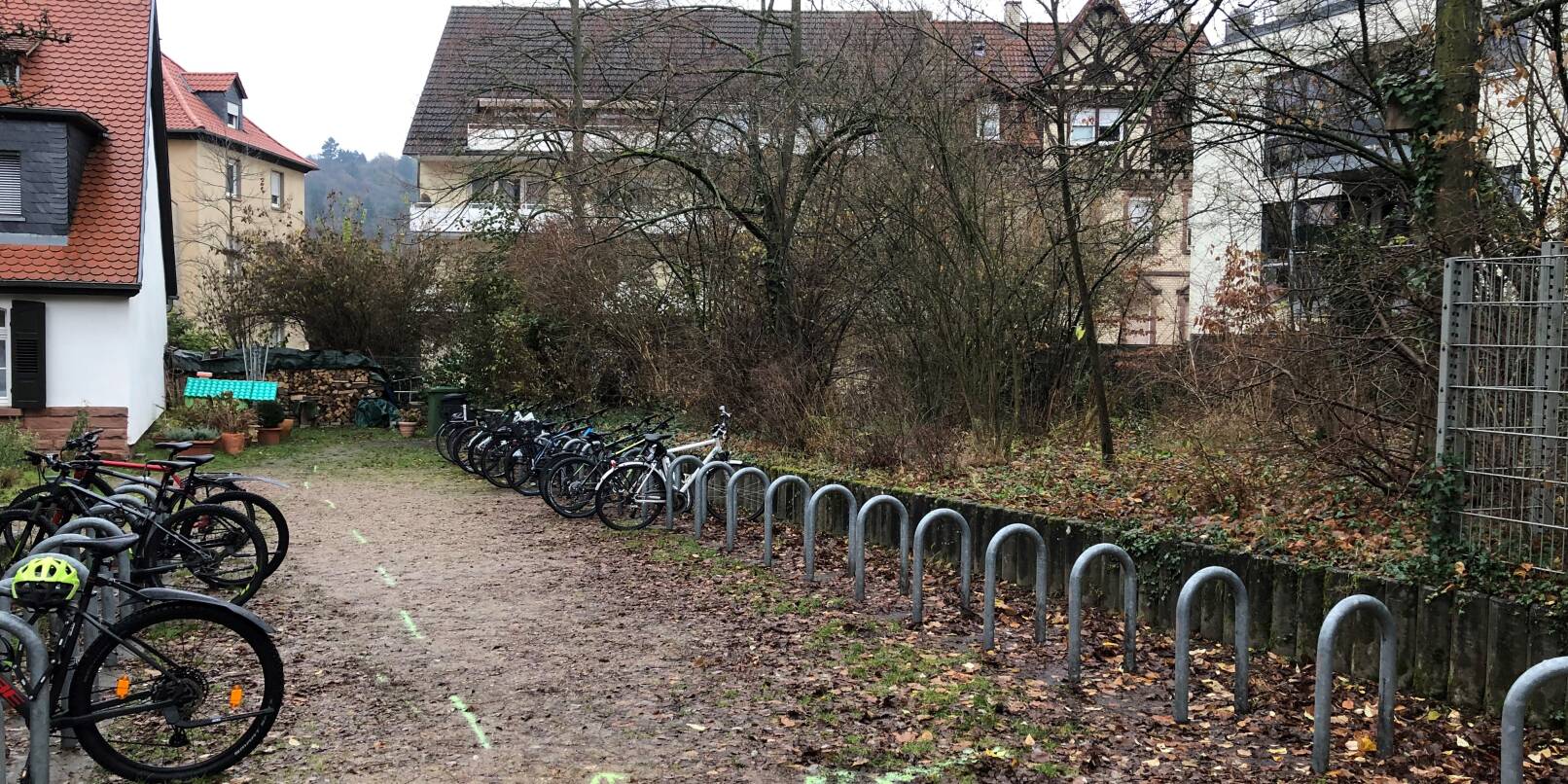 Auf dieser Fläche zwischen dem Hausmeisterhäuschen des Gymnasiums und der Wohnbebauung in der Friedrichstraße 3 könnte ein Gebäude zur Unterbringung von Flüchtlingen entstehen. Das Schulhaus ist kaum zehn Meter entfernt. Der Standort war bereits 2015 im Gespräch. Auf dieser Fläche zwischen dem Hausmeisterhäuschen des Gymnasiums und der Wohnbebauung in der Friedrichstraße 3 könnte ein Gebäude zur Unterbringung von Flüchtlingen entstehen. Das Schulhaus ist kaum zehn Meter entfernt. Der Standort war bereits 2015 im Gespräch.