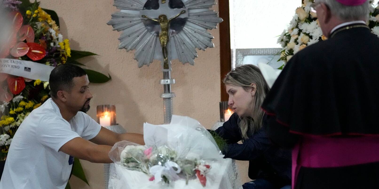 Eltern sitzen während einer Totenwache in Blumenau neben dem Sarg mit den sterblichen Überresten ihrer siebenjährigen Tochter, die in der Kinderkrippe getötet wurde.