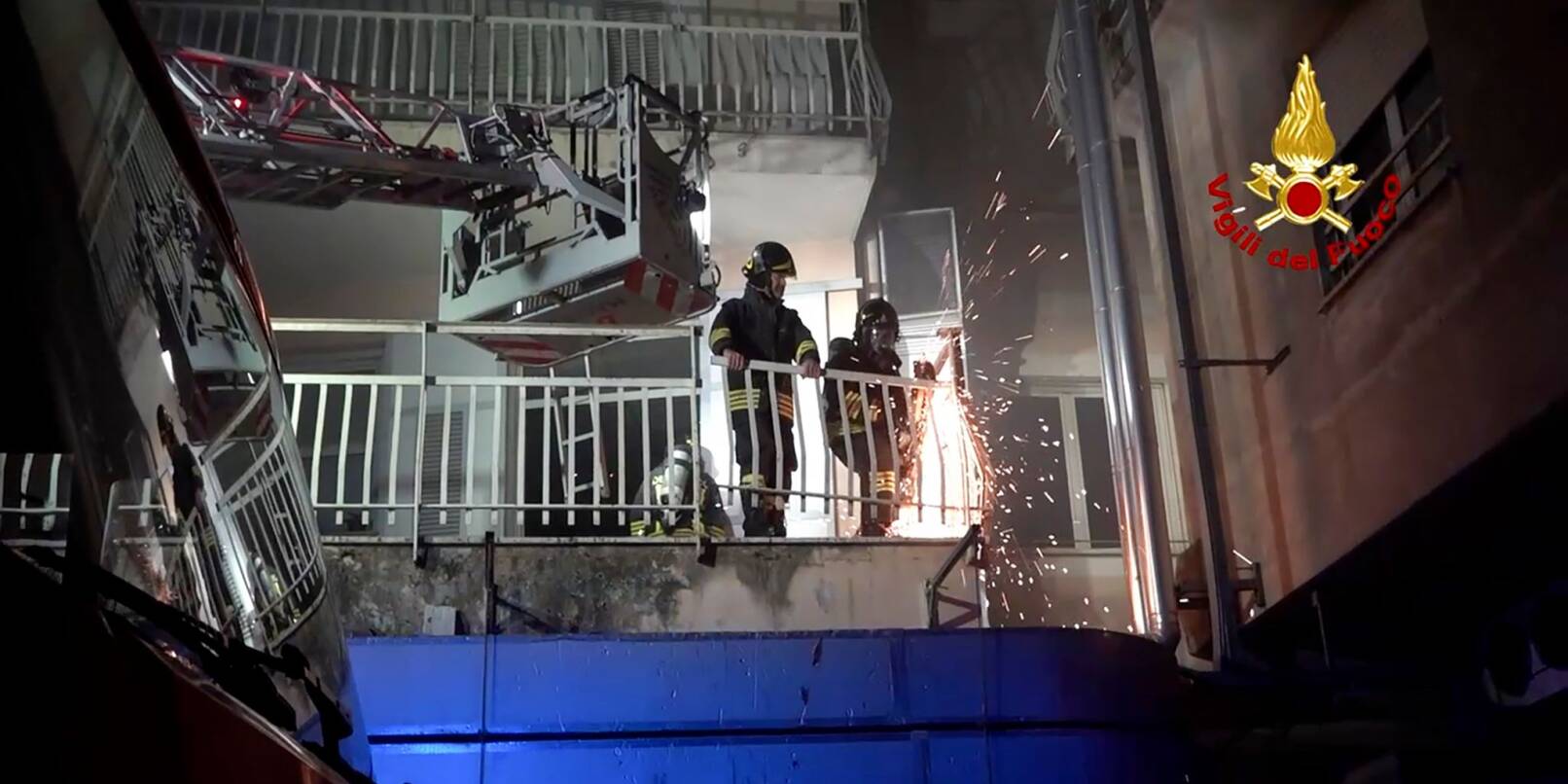 Italienische Feuerwehrleute arbeiten auf dem Balkon eines Gebäudes des Krankenhauses San Giovanni Evangelista, nachdem ein Feuer ausgebrochen war.