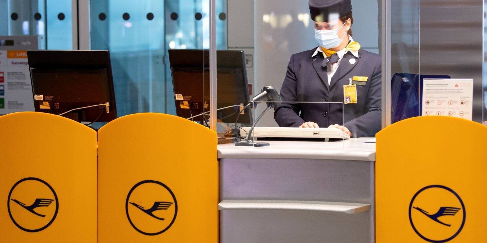 Eine Mitarbeiterin der Lufthansa bereitet an einem Gate am Flughafen München das Boarding für einen Flug vor. Verdi fordert mehr Geld für das Bodenpersonal. (Archivbild)