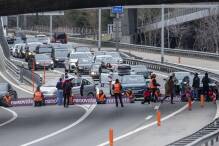 Klimaaktivisten kleben sich im Osterstau auf Autobahn fest 
