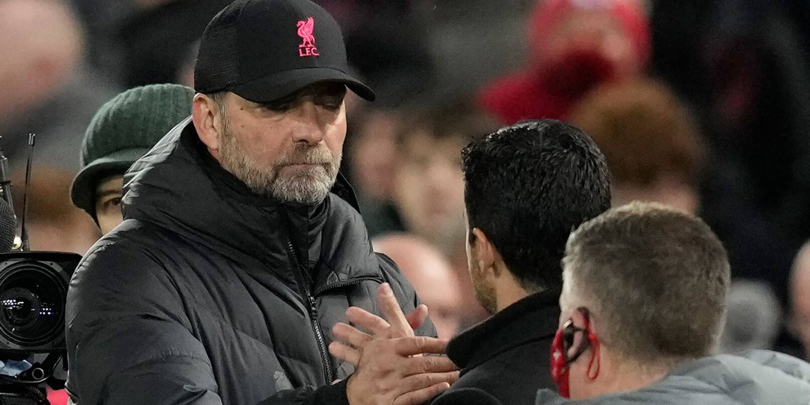 Am Sonntag treffen Liverpools Trainer Jürgen Klopp (l) und Arsenal-Coach Mikel Arteta wieder aufeinander.
