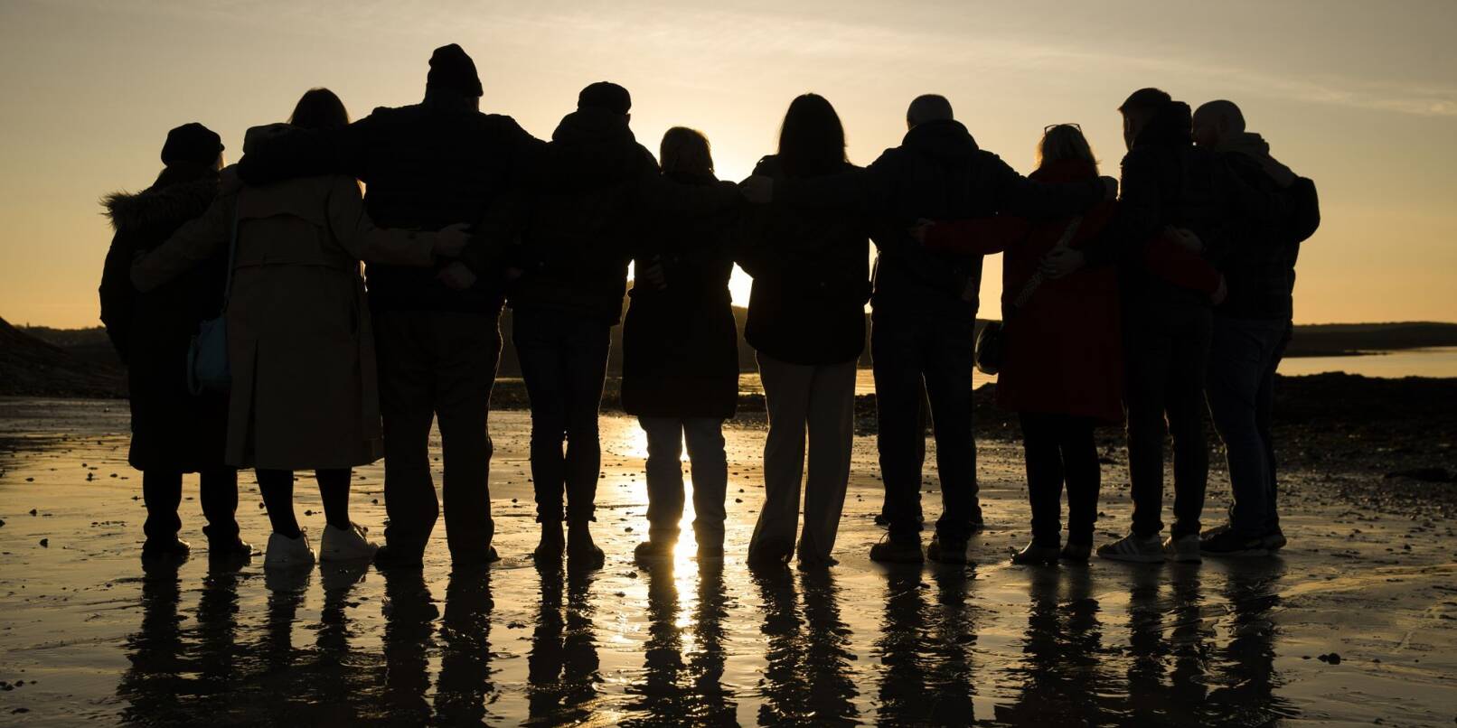 Opfer und Überlebende des Nordirland-Konflikts haben sich am Karfreitag bei Sonnenaufgang zum Gedenken versammelt.