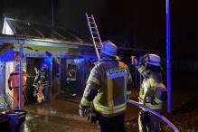 Feuerwehr löscht Brand in Toilettenhaus
