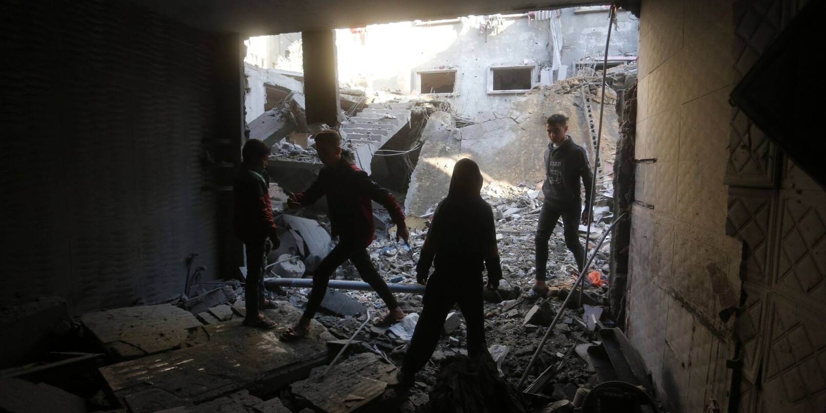 Palästinenser betrachten die Zerstörung nach einem israelischen Angriff.