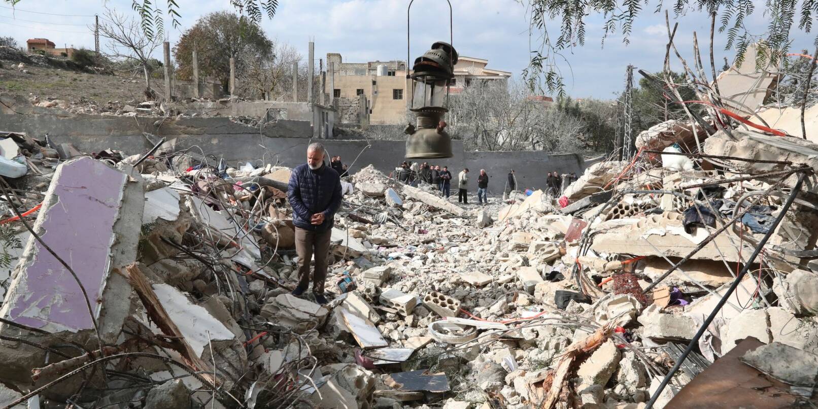 Ein libanesischer Mann in Bint Dschubail auf den Trümmern eines Hauses, welches durch einen israelischen Luftangriff zerstört worden ist.