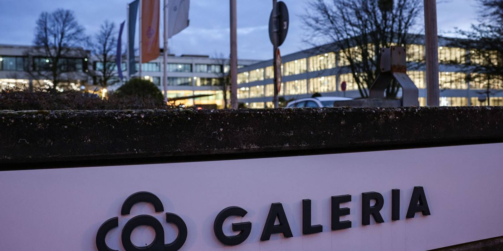Das Logo des Warenhauskonzerns Galeria Karstadt Kaufhof ist vor der Zentrale beleuchtet.