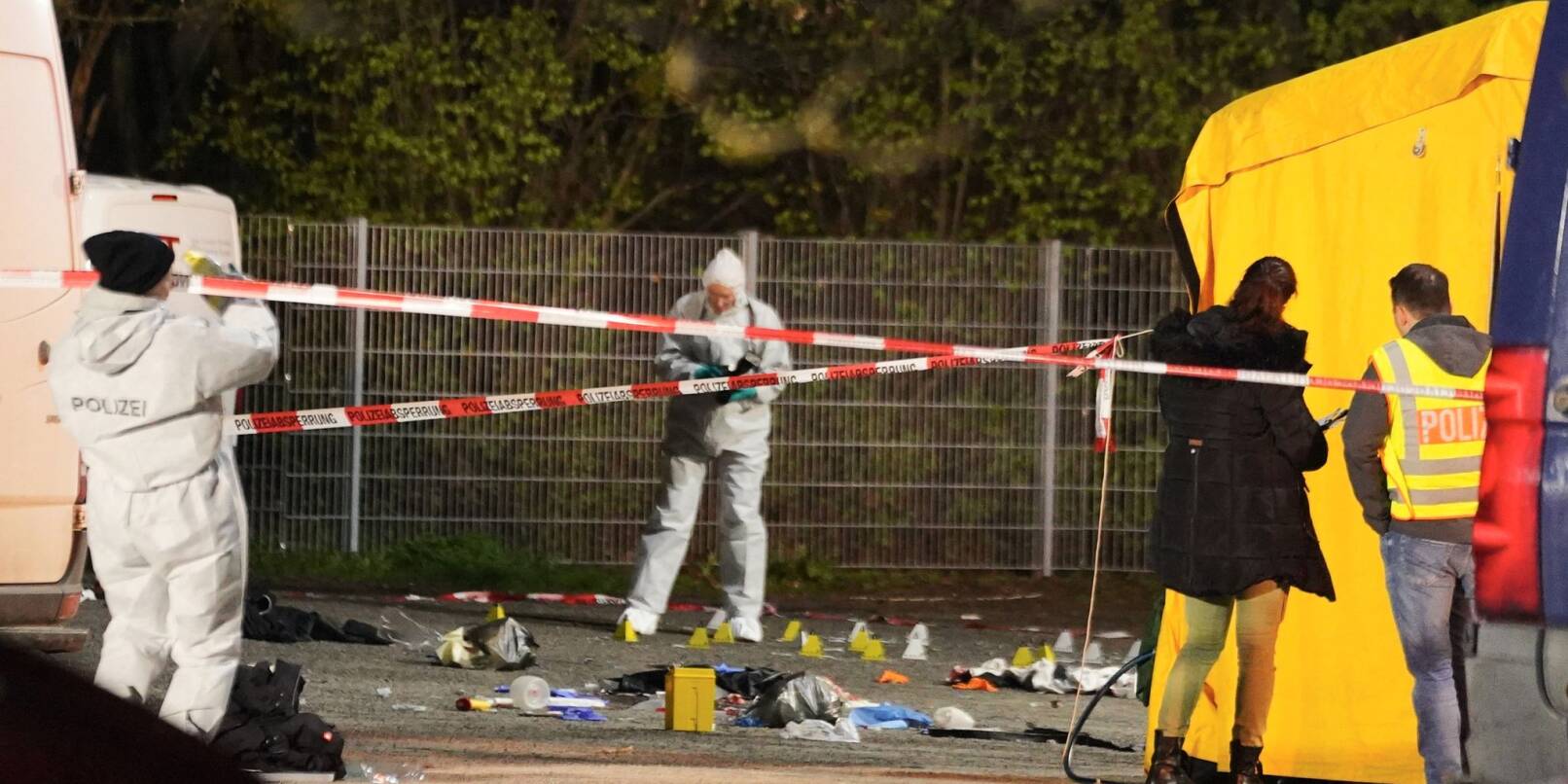 Polizisten suchen nach Spuren am Tatort. Nach Schüssen in Asperg (Kreis Ludwigsburg) ist ein Mensch ums Leben gekommen.
