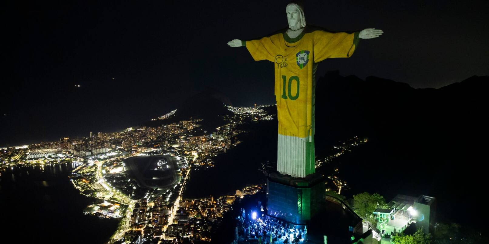 In Rio wird zu Ehren von Pelé die Christusstatue mit einem Trikot beleuchtet. In Rio wird zu Ehren von Pelé die Christusstatue mit einem Trikot beleuchtet.