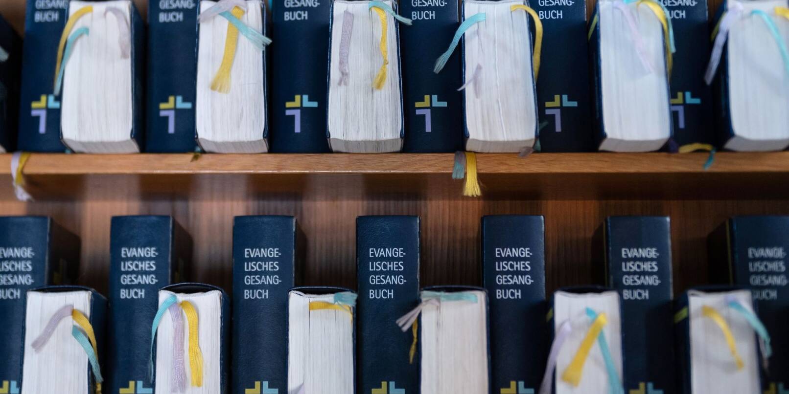 Evangelische Gesangbücher in einer Kirche.