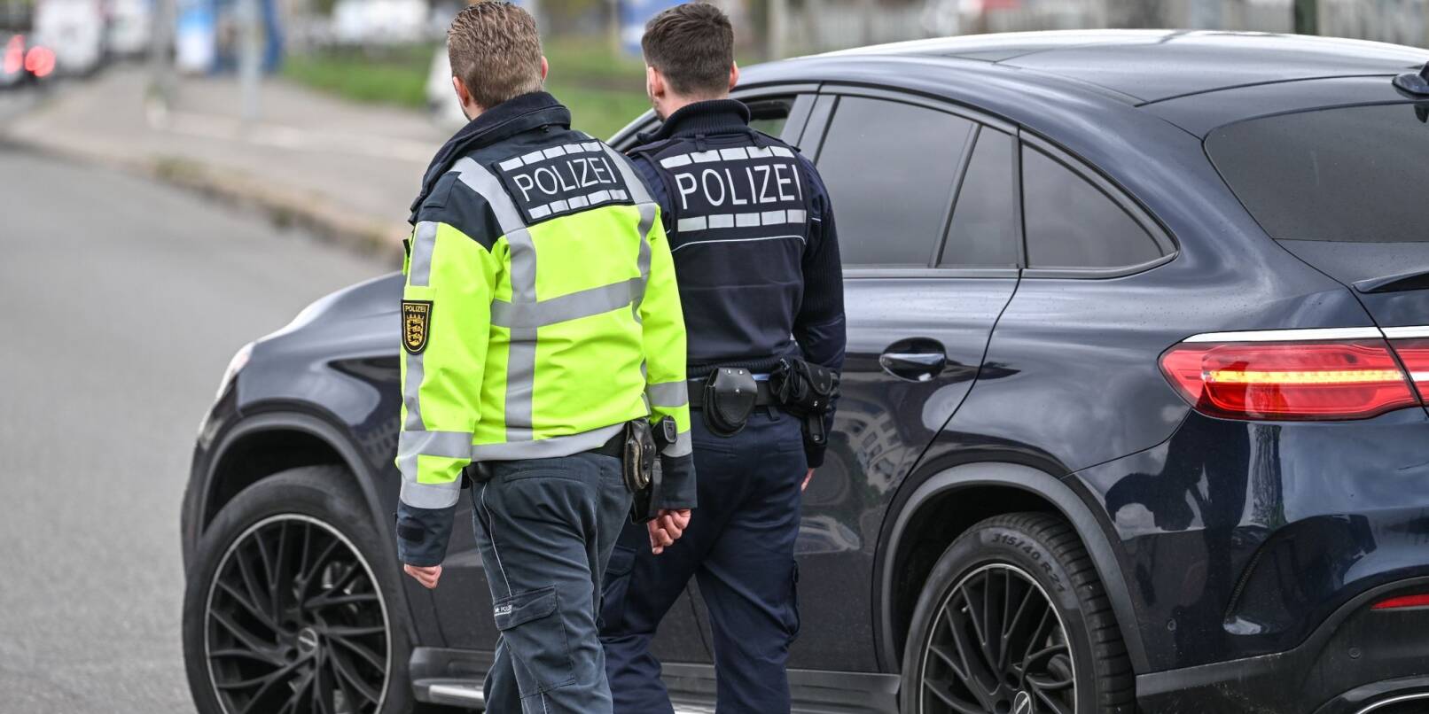 Polizisten kontrollieren am Carfreitag in Singen ein herausgezogenes Auto.