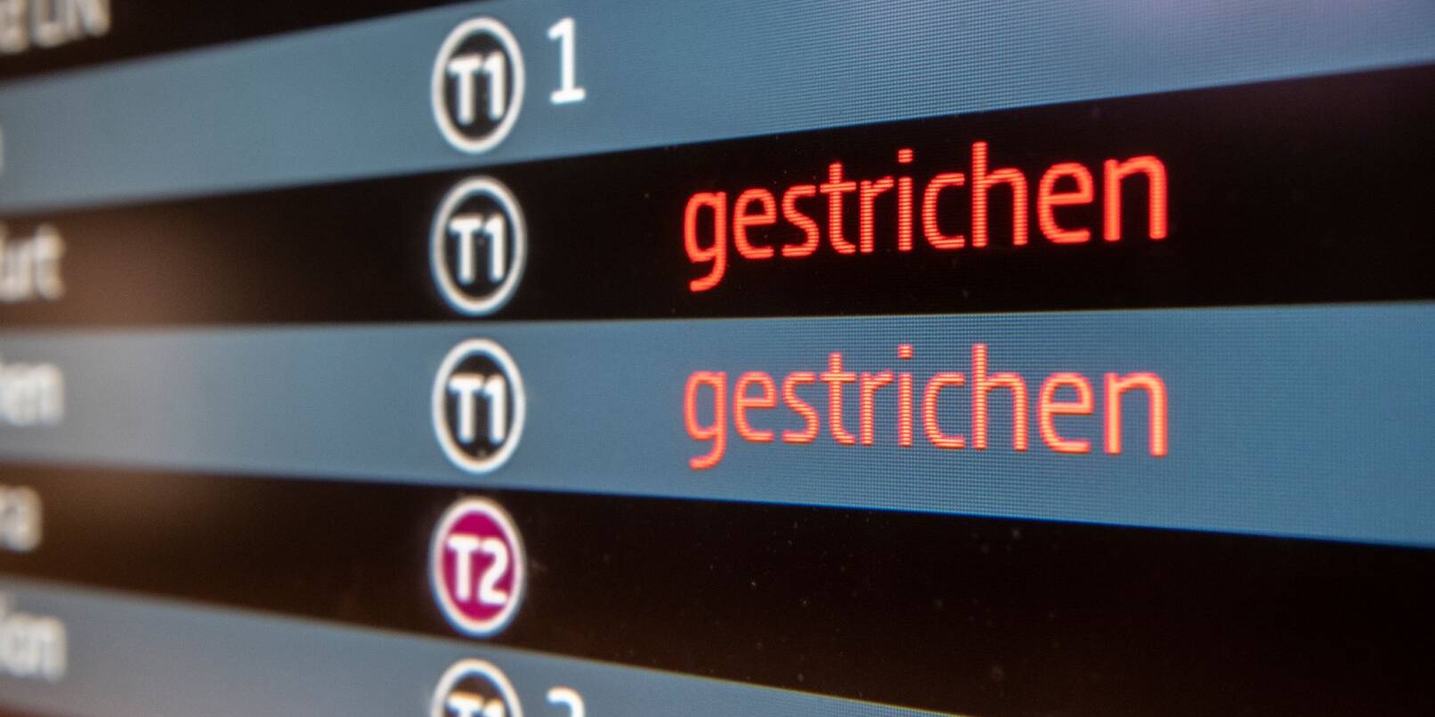 Auf einer Info-Tafel am Flughafen BER werden Flugausfälle angezeigt. Ein Großteil der Anträge bei der SÖP bezog sich 2023 wie üblich auf den Luftverkehr. Auf einer Info-Tafel am Flughafen BER werden Flugausfälle angezeigt. Ein Großteil der Anträge bei der SÖP bezog sich 2023 wie üblich auf den Luftverkehr.