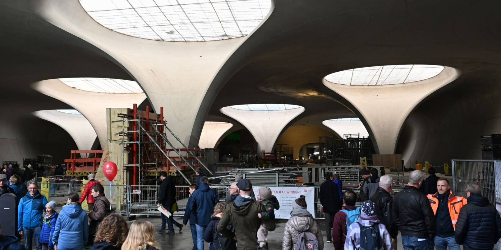 Interessierte besuchen die Tage der offenen Baustelle des neuen Stuttgarter Tiefbahnhofs.