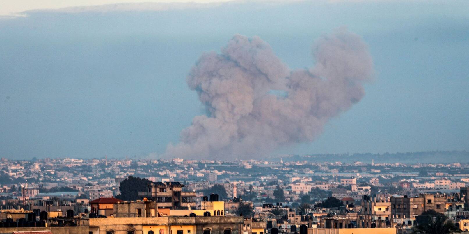 Das israelische Militär fliegt weiter Luftangriffe auf den Gaza-Streifen.