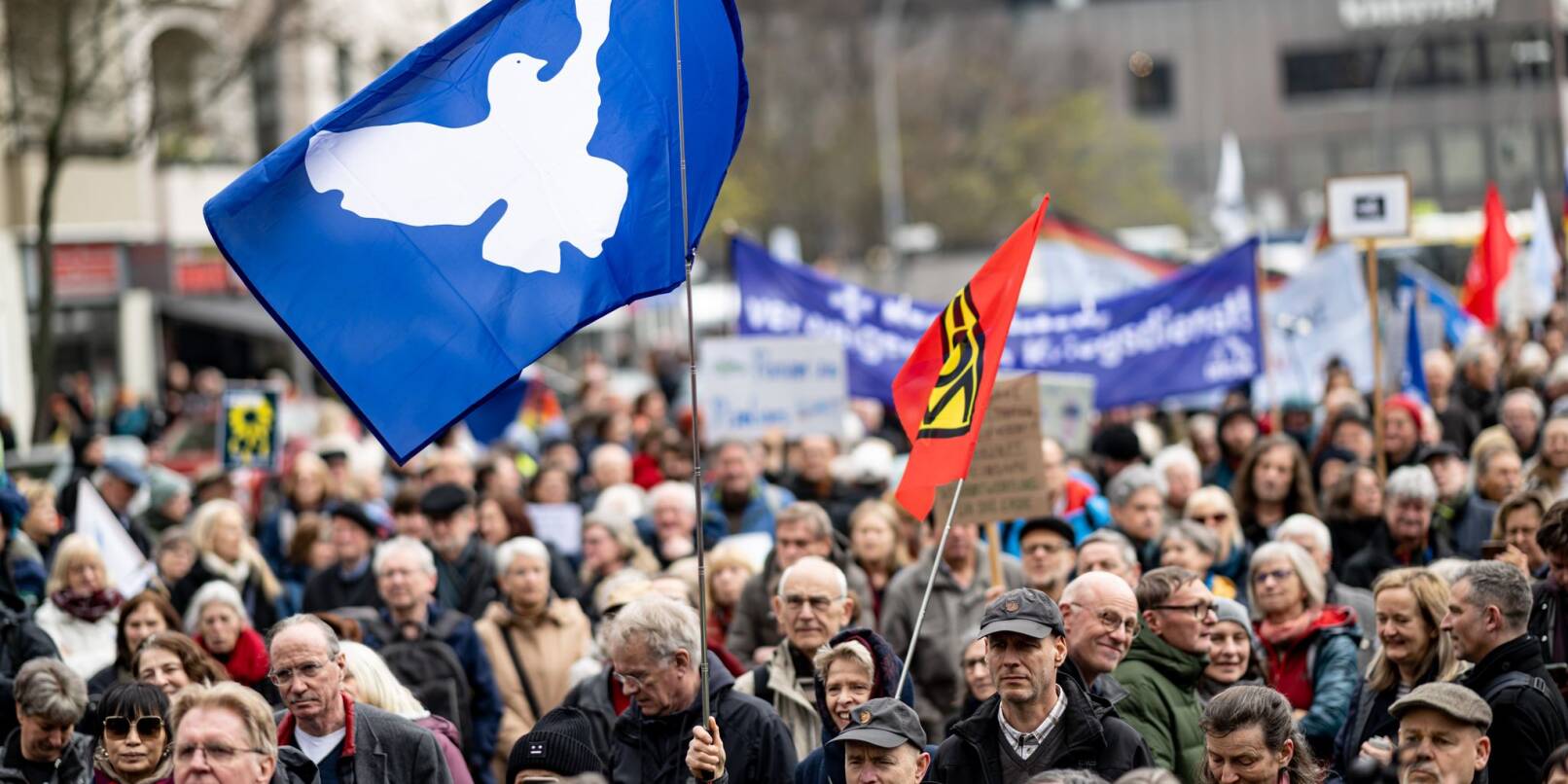 «Den Frieden gewinnen - nicht den Krieg!»: Demonstranten in Berlin mit einer Friedenstaube-Flagge.