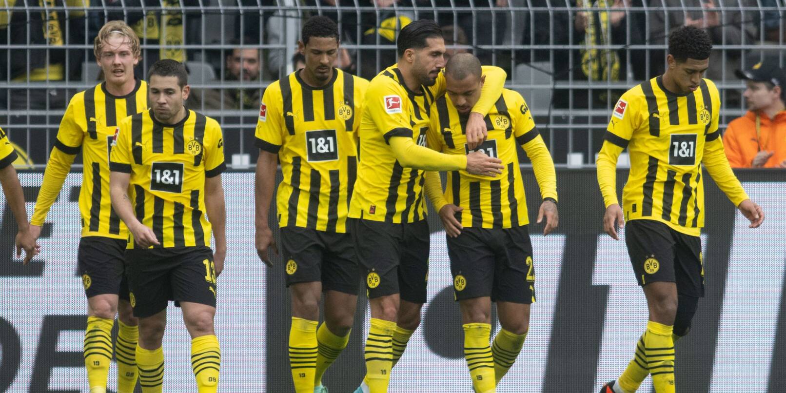 Dortmunds Donyell Malen (2.v.r.) jubelt mit seinen Mitspielern über seinen Treffer.