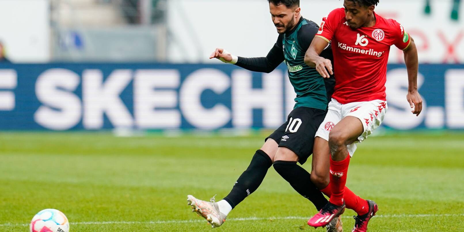 Bremens Leonardo Bittencourt (r) und der Mainzer Leandro Barreiro kämpfen um den Ball.