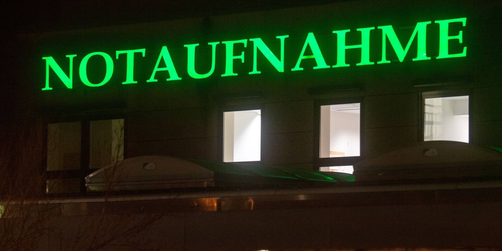 Der Schriftzug «Notaufnahme» hängt in leuchtendem Grün an einem Krankenhaus.
