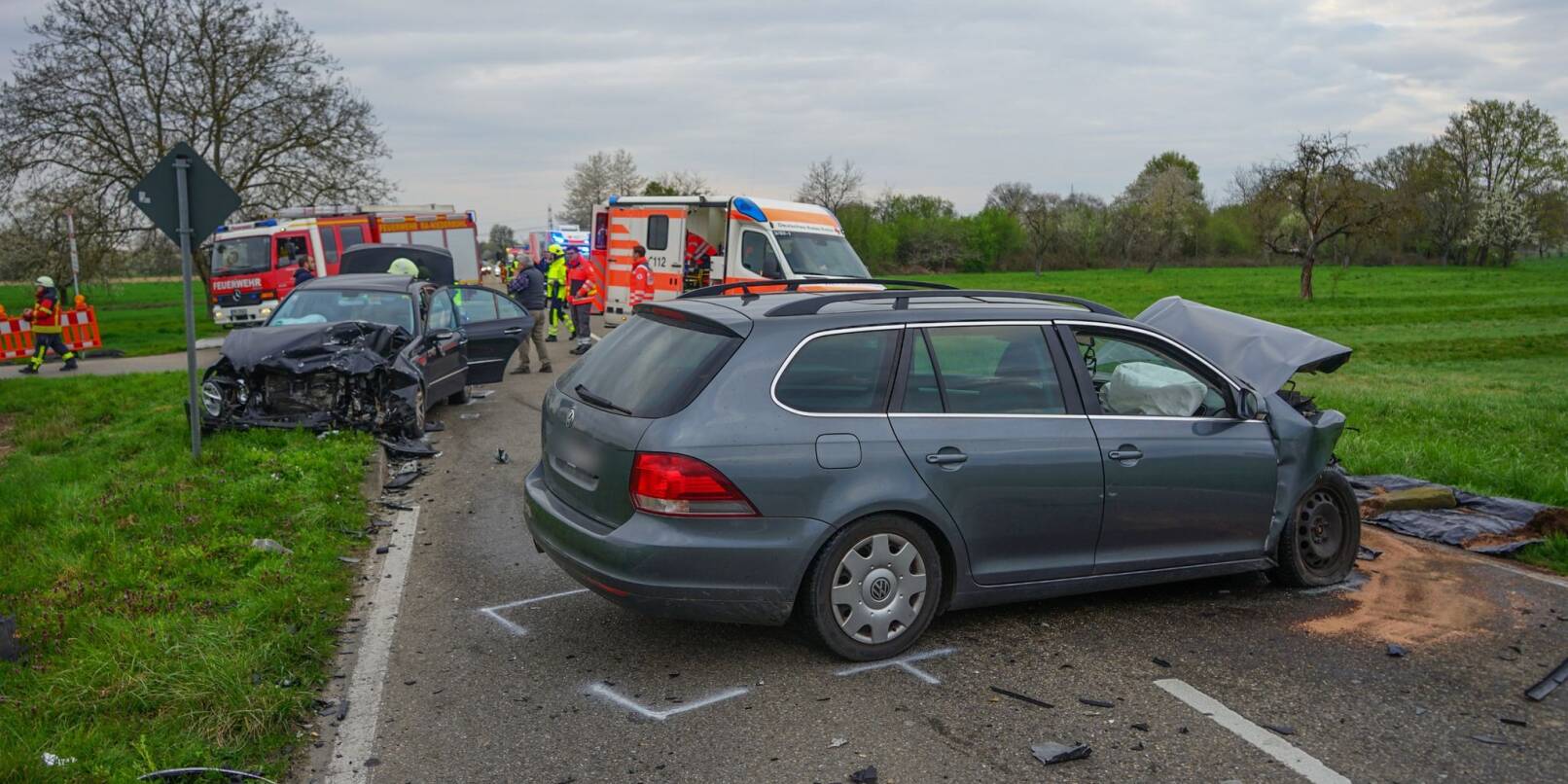 Zwei verunfallte Fahrzeuge nach einem Zusammenstoß im Kreuzungsbereich auf der Landstraße zwischen Kuppenheim und Niederbühl.