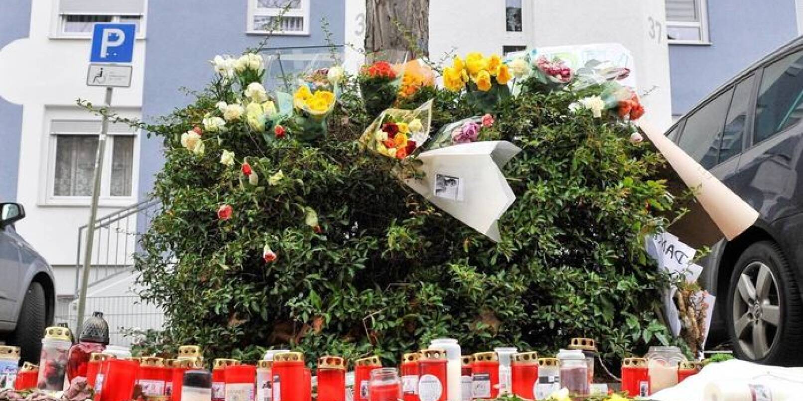 Am Tatort in der Johann-Schütte-Straße auf der Schönau erinnerten Kerzen, Grablichter, Blumen und Plakate an den getöteten Ertekin Ö.
