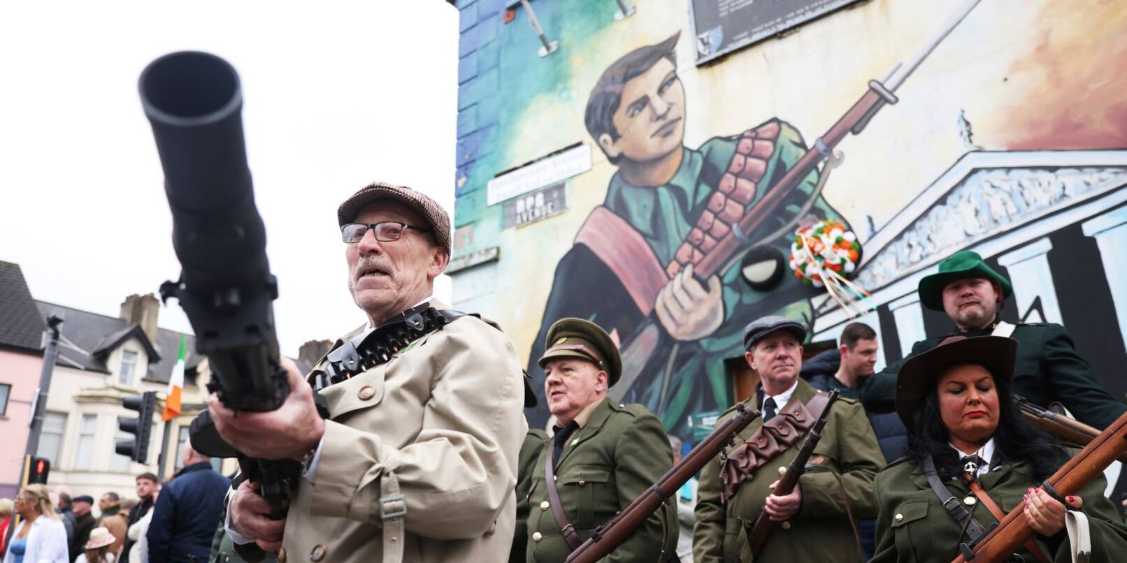 Irische Republikaner in Belfast erinnern mit einer Parade an den Osteraufstand von 1916 zu erinnern - dabei tragen sie alte IRA-Uniformen im Rahmen einer Parade in Belfast. Damals starteten Nationalisten einen bewaffneten Aufstand gegen die britische Herrschaft in Irland.