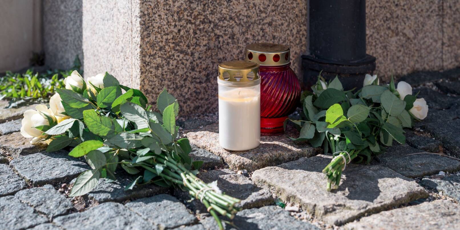 Blumen in der Nähe des Kinder- und Jugendhilfezentrums, in dem eine Zehnjährige tot aufgefunden wurde.
