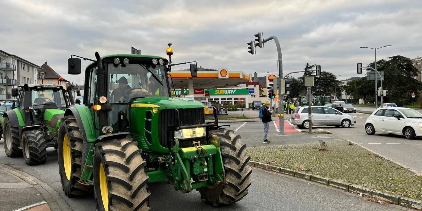 Protest auch am Händelknoten: An gleich drei Kreuzungen in der Weinheim (unser Bild zeigt Mannheimer Straße Ecke Händelstraße) brachten die Landwirte ihre Traktoren demonstrativ in Stellung.
