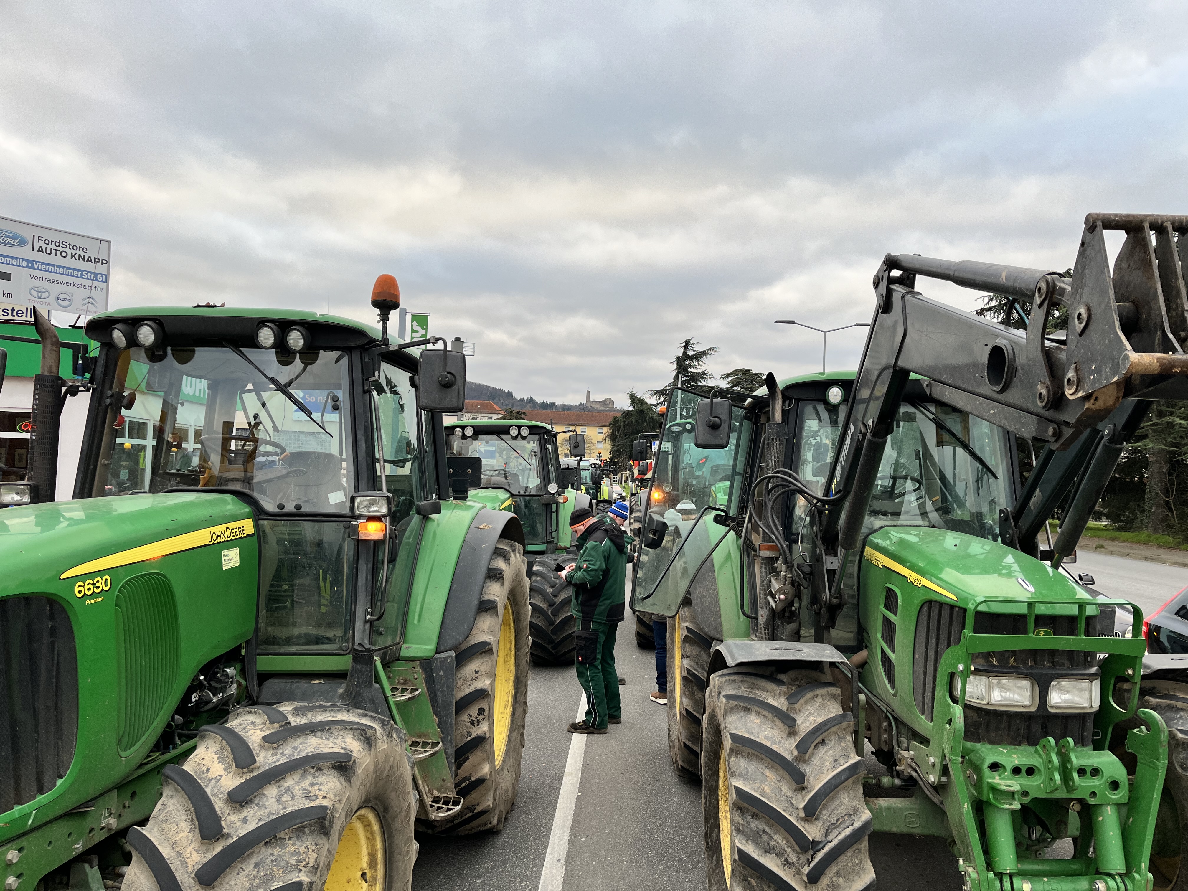 In Weinheim blockierten die Landwirte gleich mehrere Kreuzungen, darunter auch die Kreuzung Händelstraße / Mannheimer Straße.