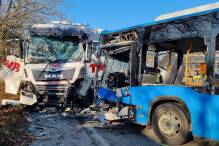 Unfall zwischen Linienbus und Lastwagen: Beide Fahrer lebensgefährlich verletzt 