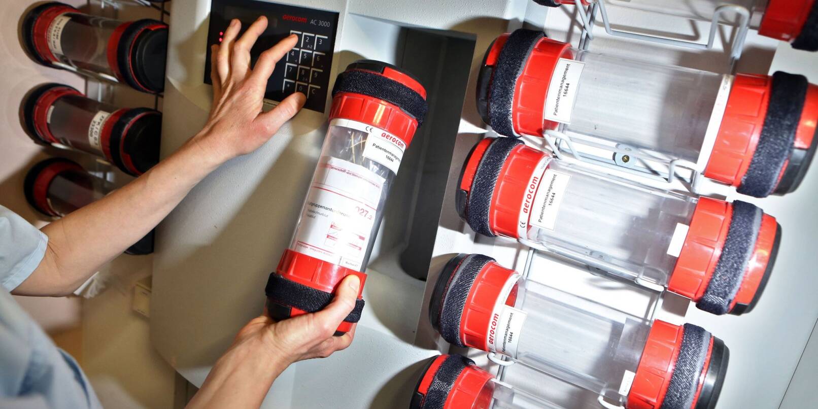 Pro Monat werden im Kanzleramt etwa 1000 Sendungen mit der Rohrpost verschickt (Symbolbild). Pro Monat werden im Kanzleramt etwa 1000 Sendungen mit der Rohrpost verschickt (Symbolbild).
