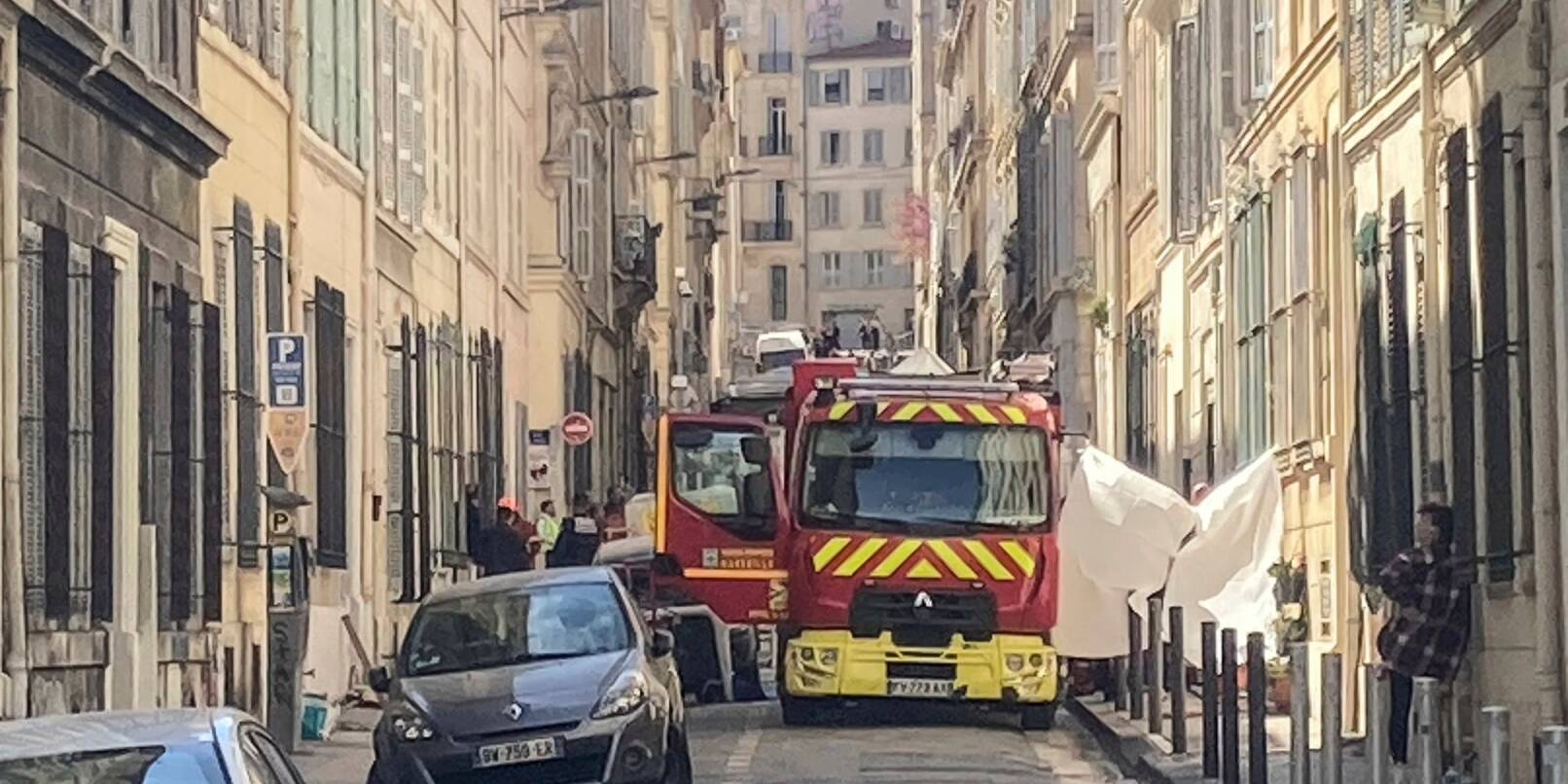 Ein Feuerwehrauto steht in einer Straße in der Nähe der Stelle, an der das Gebäude eingestürzt ist.