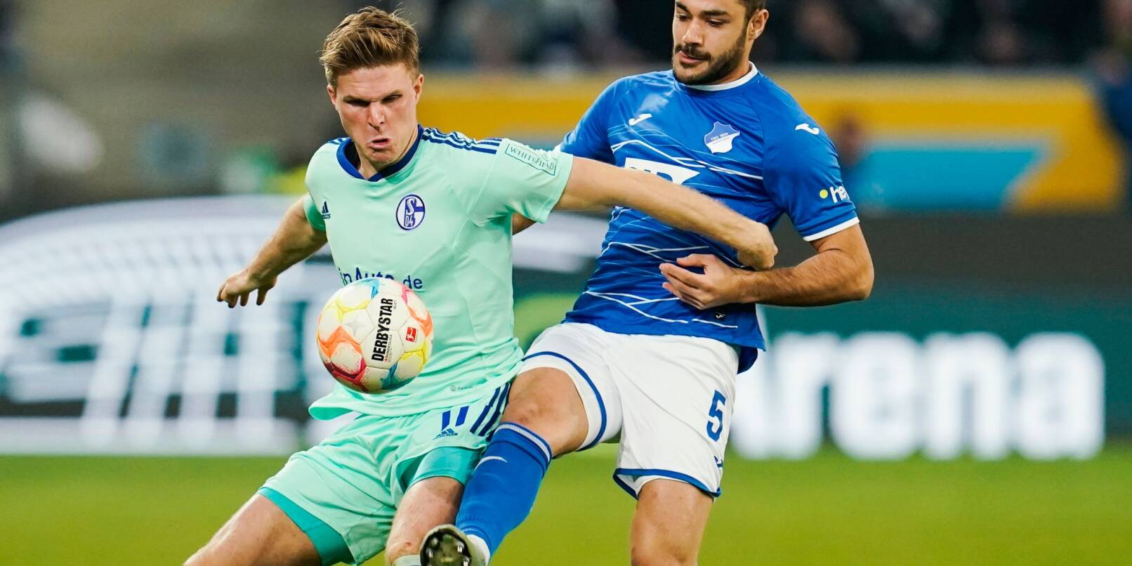 Schalkes Marius Bülter (l) und Hoffenheims Ozan Kabak kämpfen um den Ball.