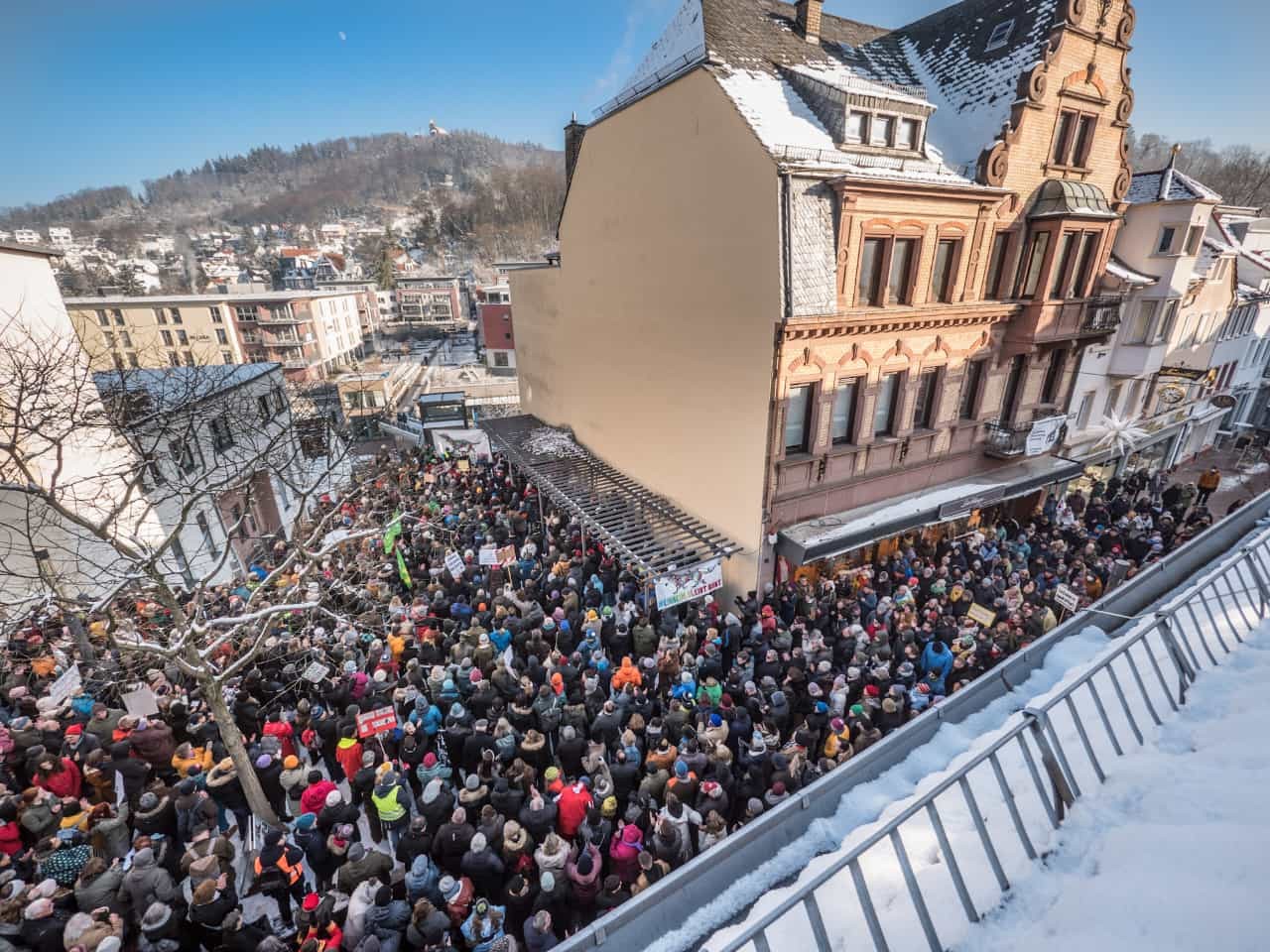 Der Windeckplatz hat nicht ausgereicht: Die Teilnehmer der Kundgebung gegen rechts am Samstag in Weinheim mussten teilweise auch entlang der Fußgängerzone stehen.