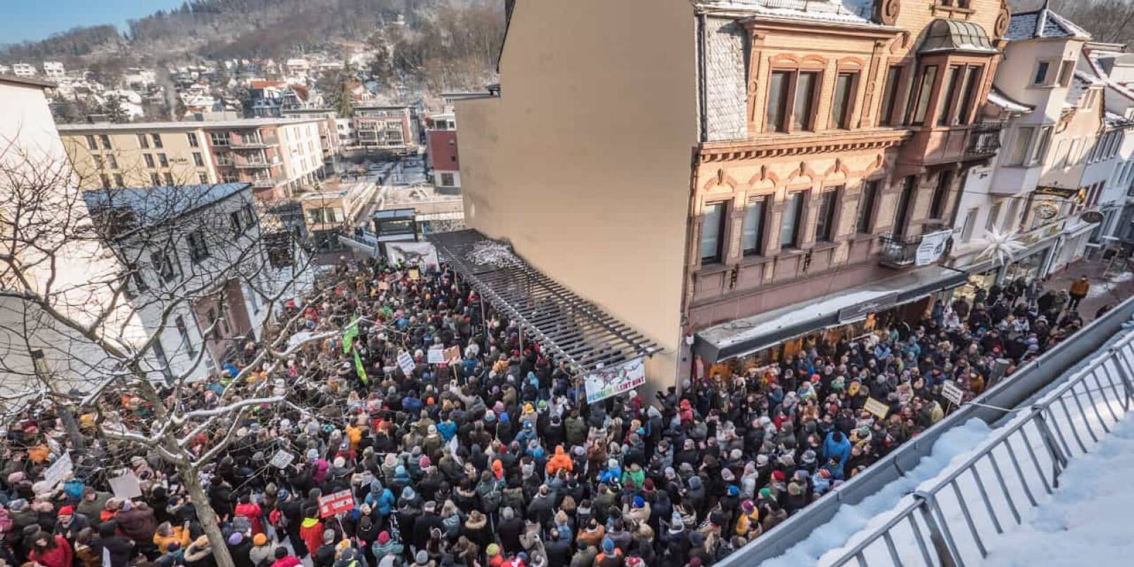 Der Windeckplatz hat nicht ausgereicht: Die Teilnehmer der Kundgebung gegen rechts am Samstag in Weinheim mussten teilweise auch entlang der Fußgängerzone stehen.